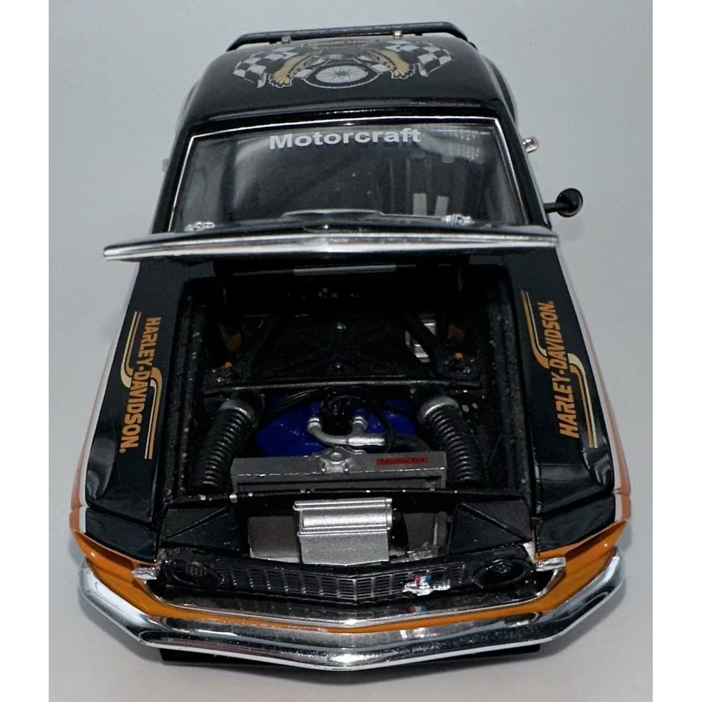 1969 FORD MUSTANG BOSS 302 RACER HARLEY-DAVIDSON 1:24 DIECAST